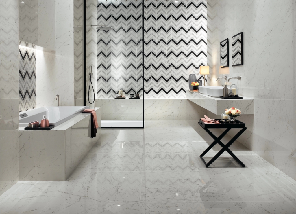 De marmerlooktegel en een hotel chique badkamer